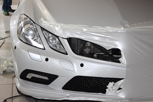 Dafür stehen wir mit unserem Knowhow und absoluter Qualitätsleistung. Ob Teil- oder Vollfolierung ( Car Wrapping ). Die Auto- Vollfolierung schützt den Originallack und gibt Ihnen die Möglichkeit für einen eigenen Stil.